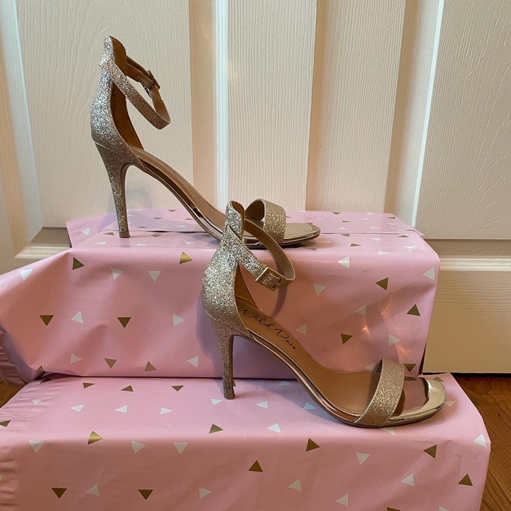 Wild Pair, 7.5M Glittered gold open toed heels